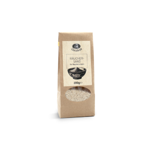 Eine stehende, hellbraune Papiertüte aus Kraftpapier auf weißem Hintergrund. Im oberen Bereich ist ein hellbeige Etikett angebracht mit dem „Wurzelsepp“-Logo, der Aufschrift „RÄUCHER-SAND für Räucherschalen“, einer Zeichnung einer gefüllten Schale sowie der Gewichtsangabe „200g e“. Unterhalb des Etiketts gibt ein ovales Sichtfenster den Blick auf den hellen Sand im Inneren der Verpackung frei.
