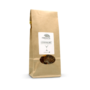 Ein brauner Papiersack mit Sichtfenster der gedörrten Früchte von Froots für einen Cocktail Mix.