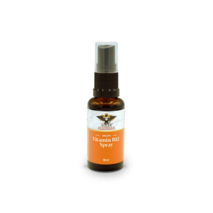 Eine braune Glas Flasche mit schwarzem Sprühkopf und Schutzkappe darüber mit orangem Etikett des Grazer Vitamin B12 Spray.