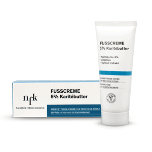 Eine weiße rechteckige Schachtel mit hellblauem Streife und schwarzer Schrift der Natürlich Fühlen Fusscreme 5% Karitebutter. Im Vordergrund ist die Tube der Fusscreme abgebildet.