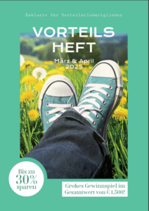 Cover des Aktionshefts in grün für den Monat März/April 2025. Zwei übereinander geschlungene Füße in grünen Converse Schuhen liegen in einer Löwenzahn Wiese.