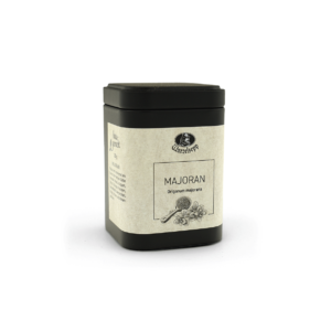 Eine schwarze Eckige Gewürzdose mit schwarzen abnehmbaren Deckel. Das Etikett ist beige mit der Aufschrift Wurzelsepp Majoran - Origanum majorana darunter ist ein Löffel mit gerebelten Majoran abgebildet.