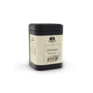 Eine schwarze Eckige Gewürzdose mit schwarzen abnehmbaren Deckel. Das Etikett ist beige mit der Aufschrift Wurzelsepp Oregano - Origanum vulgare darunter ist ein Löffel mit getrocknetem Oregano gerebelt abgebildet.
