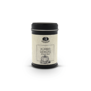 Eine schwarze runde Gewürzdose mit schwarzen abnehmbaren Deckel. Das Etikett ist beige mit der Aufschrift Wurzelsepp Kürbisgewürz - Pumpkin Spice, darunter ist ein Kürbis abgebildet.