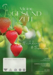 Cover unserer Hauzeitung "Meine Gesund Zeit" Ausgabe 1/2025 Frühling Sommer. Grüner Hintergrund mit einer Traube voller roten und grünen Erdbeeren.