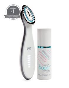Ein weißes Gesichts Massagegerät mit ovalem Metall Kopf mit welligen Rillen auf der Metallplatte des Nu Skin Age Loc Boost Gerät. Rechts davon steht eine weiße Flasche mit weißer Verschlusskappe mit türkisem Rand. Nuskin Age Loc Boost Serum.