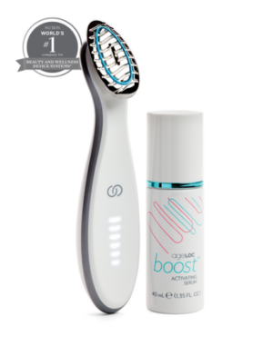 Ein weißes Gesichts Massagegerät mit ovalem Metall Kopf mit welligen Rillen auf der Metallplatte des Nu Skin Age Loc Boost Gerät. Rechts davon steht eine weiße Flasche mit weißer Verschlusskappe mit türkisem Rand. Nuskin Age Loc Boost Serum.