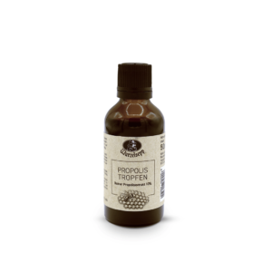 Eine braune Glasflasche mit schwarzem Schraubverschluss und beigem Etikett der Wurzelsepp Propolis Tropfen. Darunter eine Honigwabe abgebildet, darauf sitzt eine Biene.