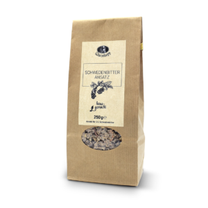 Ein hellbraunes Teesackerl mit einem kleinen ovalem Sichtfenster mit einem Natur-weißen Etikett und schwarze Beschriftung Schwedenbitter Ansatz.