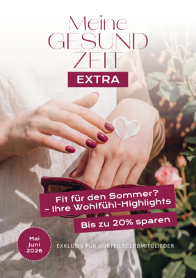 Das sommerlich helle Cover zeigt eine Nahaufnahme von Händen mit weinrotem Nagellack. Auf einem Handrücken ist Sonnencreme in Form eines Herzens aufgetragen. Im Vordergrund wird eine Sonnenbrille gehalten, im Hintergrund sind Rosen angedeutet. Textinhalte: „Fit für den Sommer? – Ihre Wohlfühl-Highlights“, „Bis zu 20% sparen“ und der Hinweis auf den Exklusiv-Status für Vorteilsclubmitglieder.