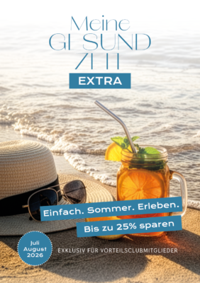 Bildtitel: Cover des Magazins „Meine GESUNDZEIT EXTRA“ (Ausgabe Juli/August 2026) Visuelle Elemente und Hintergrund: Motiv: Das Bild verströmt eine sommerliche Urlaubsatmosphäre. Im Hintergrund ist ein sandiger Strand zu sehen, an den sanfte, weiße Meereswellen schlagen. Das Sonnenlicht glänzt auf dem Wasser. Vordergrund: Auf dem Sand liegt links ein heller Strohhut mit dunklem Hutband und einer Sonnenbrille. Rechts daneben steht ein Henkelglas (Mason Jar), gefüllt mit einem sommerlichen, bernsteinfarbenen Eistee oder Cocktail, garniert mit einer Orangenscheibe und Minzblättern. Ein Strohhalm ragt aus dem Glas. Eine weitere Orangenscheibe liegt dekorativ davor im Sand. Textelemente auf dem Bild (von oben nach unten): Haupttitel: Großer, eleganter Schriftzug in Hellblau: „Meine GESUNDZEIT“. Darunter befindet sich ein blaues Rechteck mit dem weißen Wort „EXTRA“. Zentraler Slogan (auf zwei schräg versetzten, blauen Balken platziert): o Balken 1: „Einfach. Sommer. Erleben.“ (in weißer Schrift) o Balken 2: „Bis zu 25% sparen“ (in weißer Schrift) Zusatztext unten rechts: „EXKLUSIV FÜR VORTEILSCLUBMITGLIEDER“ (in weißen Großbuchstaben direkt auf dem Sandhintergrund). Datum-Stempel unten links: Ein blauer, rund gezackter Kreis mit der weißen Aufschrift „Juli August 2026“.