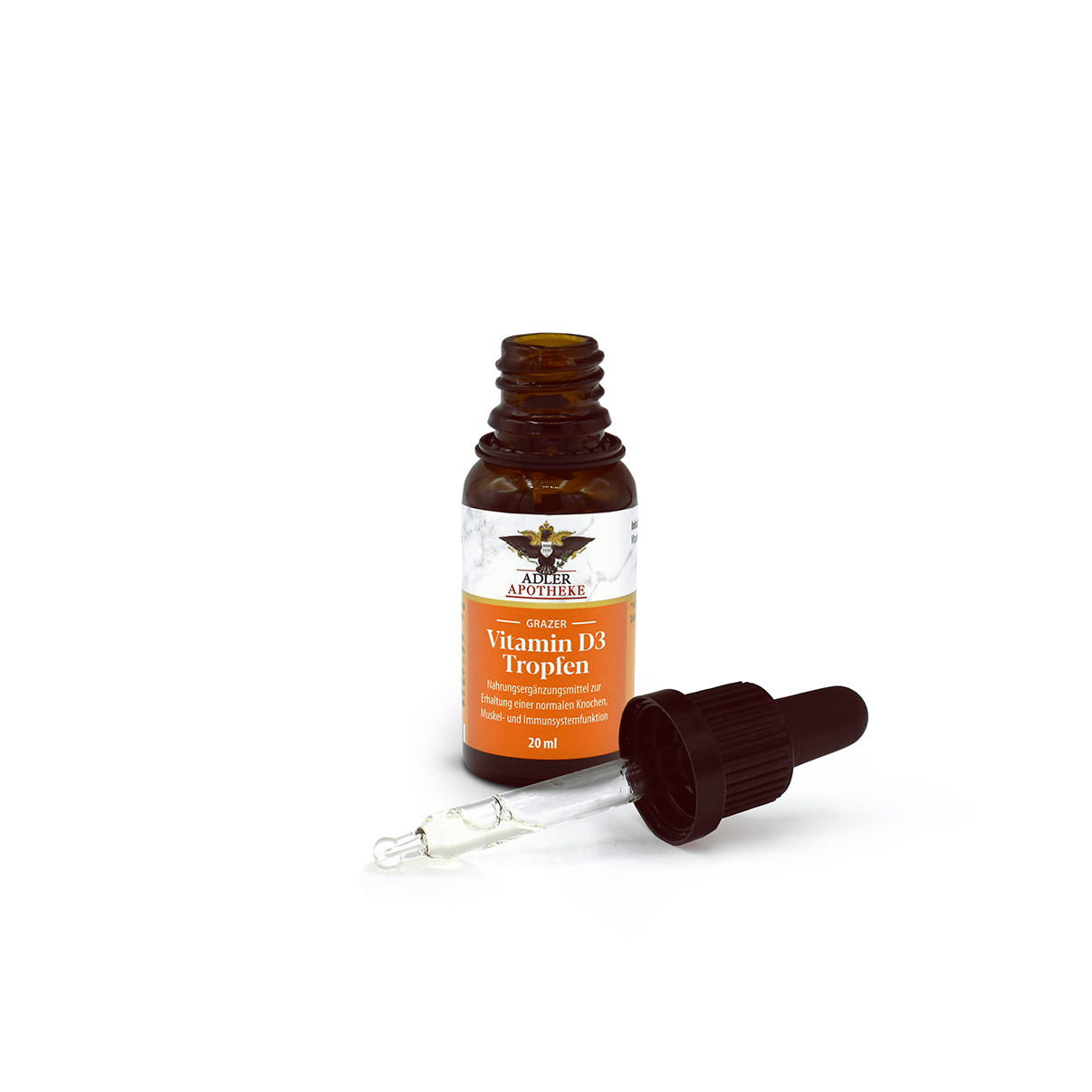 Braune Glasflasche (20 ml) mit weiß-orangem Etikett und Adler-Logo: Adler Apotheke Grazer Vitamin D3 Tropfen; schwarzer Tropfverschluss liegt daneben mit klarer Flüssigkeit in der Pipette.