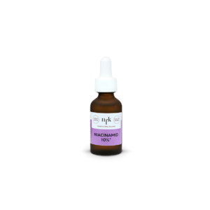 NFK Niacinamid 10% Konzentrat als Serum in einer braunen Glasflasche (20 ml), mit Tropferpipette und Etikett in weißer und lila Farbe, vor weißem Hintergrund.