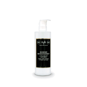 NFK Reinigungsmilch für Gesicht und Augen als weiße Flasche (200 ml), mit weißem Pumpspender und schwarzem Etikett mit goldenen Details, vor weißem Hintergrund.