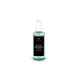 NFK Hydra-Comfort beruhigendes Feuchtigkeitsspray in einer transparenten Flasche (100 ml), mit weißem Pumpsprühkopf und türkisfarbener Flüssigkeit, schwarzem Etikett, vor weißem Hintergrund.