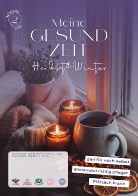 Das Bild zeigt ein warmes, gemütliches Herbst- und Wintermotiv. Auf einem Holzbrett an der Fensterbank stehen eine Keramiktasse mit einem Heißgetränk sowie zwei brennende Kerzen in braunen Apothekergläsern. Davor liegen Zimtstangen, ein Zweig mit orangefarbenen Sanddornbeeren und getrocknete Orangenscheiben. Im Hintergrund befinden sich eine weiße Wolldecke und ein geöffnetes Buch. Die linke Seite des Bildes ist mit einem lila Verlauf schattiert, um Text einzublenden.