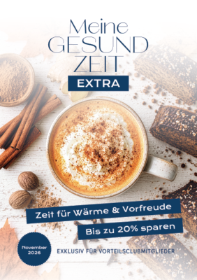 Magazin-Cover von ,Meine Gesund Zeit EXTRA‘ (Ausgabe November 2026). Im Zentrum steht eine Tasse heißes Getränk mit Schaum und Zimt auf einem hellen Holz- oder Steinhintergrund, umgeben von Zimtstangen, Gewürzen, Muskatnüssen und Gebäckstücken. Der Text lautet: ,Zeit für Wärme & Vorfreude‘, ,Bis zu 20 % sparen‘ und ,Exklusiv für Vorteilsclubmitglieder‘